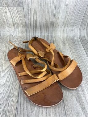 Leather Strappy Flat Sandals in Tan